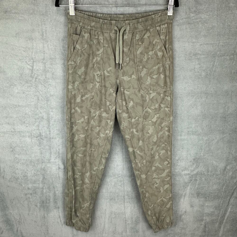 Athleta Pants Womens 2 Green Farallon Jogger Camo Athleisure Comfort Workout Gym